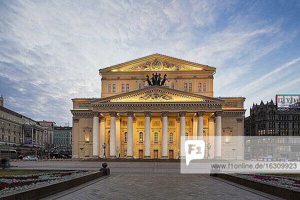 Russland  Zentralrussland  Moskau  Theaterplatz  Bolschoi-Theater am Abend
