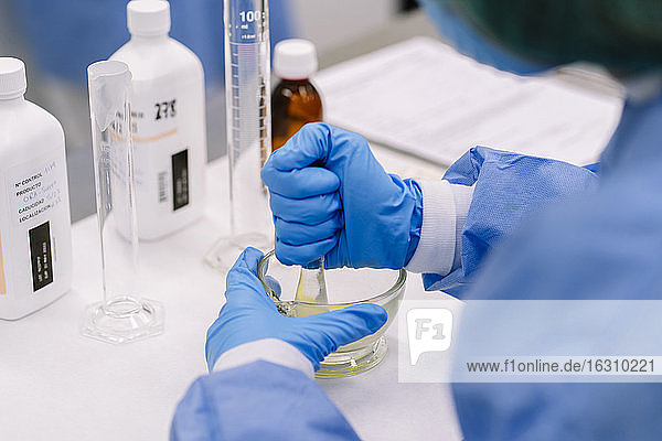 Nahaufnahme einer Wissenschaftlerin  die eine Flasche hält  während sie im Labor eines Krankenhauses steht