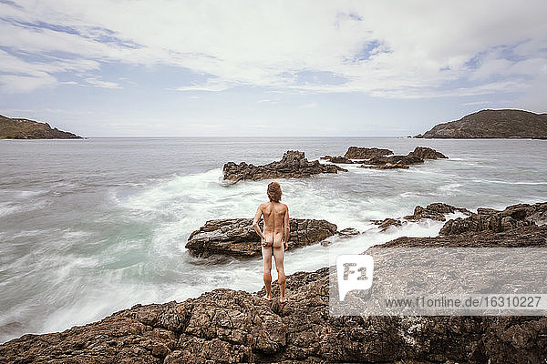 Neuseeland  Maitai Bay  Rückansicht eines nackten Mannes