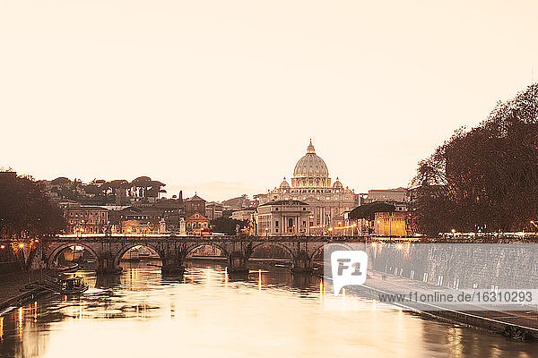 Italien  Rom  Petersdom und Engelsbrücke am Abend