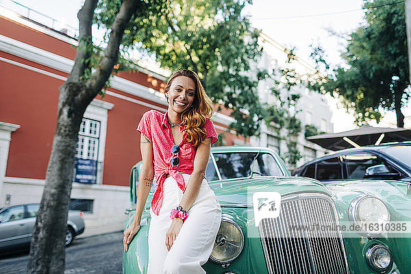 Schöne junge Frau lehnt an einem Auto in der Alfama  Lissabon  Portugal
