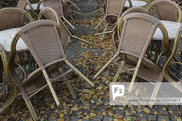 Deutschland  Nordrhein-Westfalen  Köln  Stühle im Straßencafé