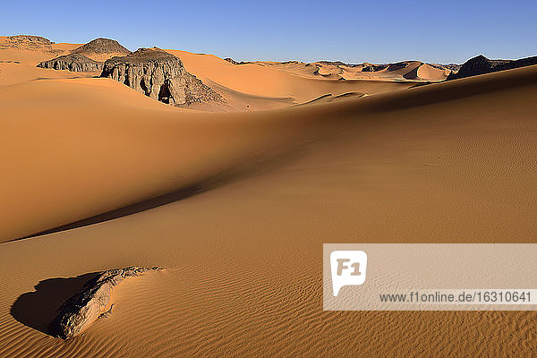 Algerien  Tassili n' Ajjer  Tadrart  Sahara  Nationalpark Tassili n' Ajjer  Blick auf Sanddünen und Felsen von Moul Nag
