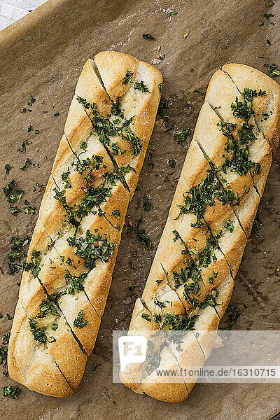 Baguette mit Kräuterbutter  Nahaufnahme