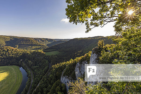 Deutschland  Baden-Württemberg  Blick auf das Donautal und die Felsformation Eichfelsen im Sommer