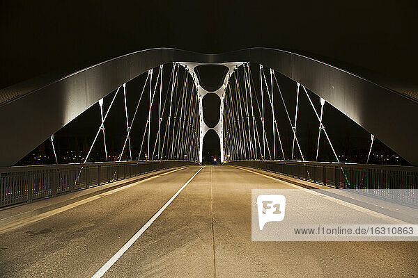 Deutschland  Hessen  Frankfurt  Osthafenbrücke bei Nacht