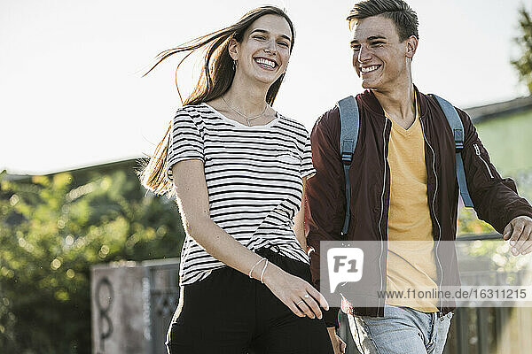 Fröhliches junges Paar beim gemeinsamen Spaziergang