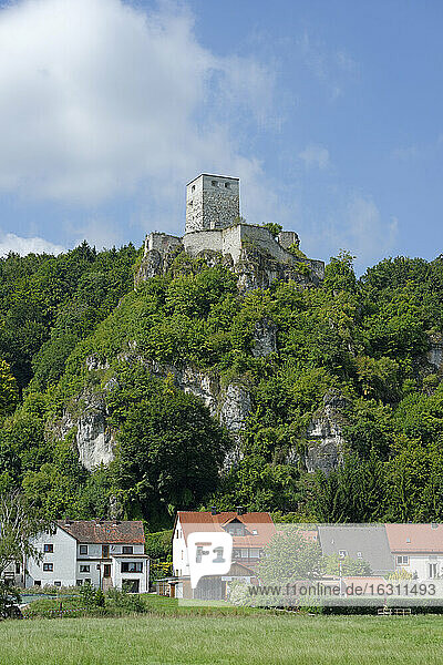 Deutschland  Bayern  Wellheim  Blick auf die Burg Wellheim