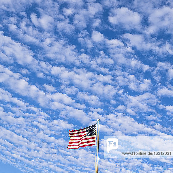 Amerikanische Flagge gegen bewölkten Himmel