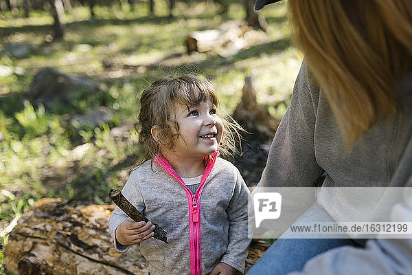 Kleine Tochter (2-3) zeltet mit ihrer Mutter im Uinta-Wasatch-Cache National Forest