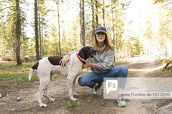 Frau mit ihrem Hund im Uinta-Wasatch-Cache National Forest