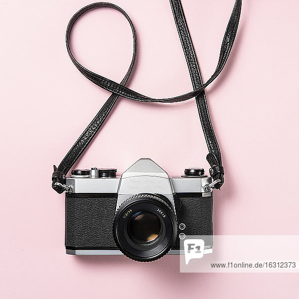 Vintage-Spiegelreflexkamera auf rosa Hintergrund