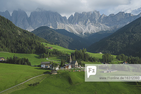 Italien  Südtirol  Funes  Santa Magdalena  Landschaft mit Dorf im Tal