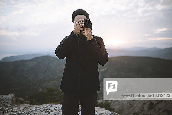 Italien  Ligurien  La Spezia  Mann mit Kamera in den Bergen