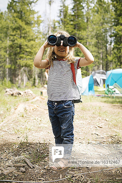 Mädchen (4-5) schaut durch ein Fernglas im Wald  Wasatch-Cache National Forest