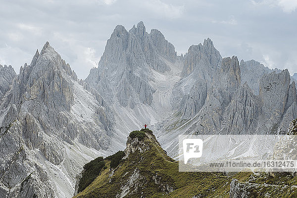 Italien  Südtirol  Belluno  Sextner Dolomiten  Cadini di Misurina  Kahle Berge bei bewölktem Himmel
