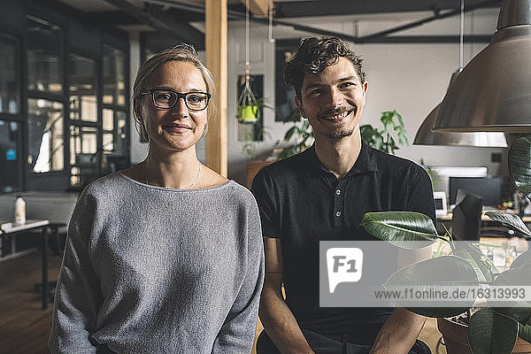 Porträt von lächelnden Computerprogrammierern am Arbeitsplatz