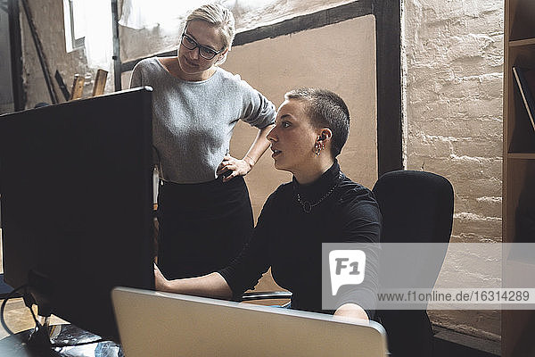 Geschäftsfrauen die am Computer am Arbeitsplatz arbeiten