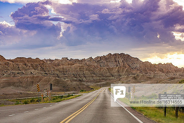 Autofahren und Sightseeing im Badlands-Nationalpark  South Dakota  Vereinigte Staaten von Amerika  Nordamerika