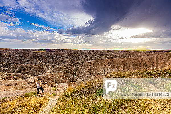 Frau wandert ihren Weg durch die malerischen Badlands  South Dakota  Vereinigte Staaten von Amerika  Nordamerika