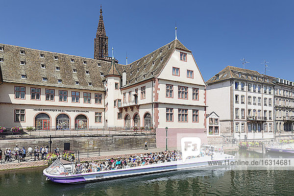 Ausflugsboot auf dem Fluss Ill  Historisches Museum und Kathedrale  Straßburg  Elsass  Frankreich  Europa