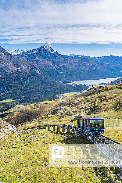 Standseilbahn Chantarella-Corviglia bergauf mit St. Moritzsee im Hintergrund  Engadin  Kanton Graubünden  Schweiz  Europa