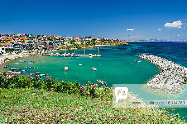 Küstendorf mit Fischerhafen  Blick auf den Hügel von Nea Fokaia auf der Halbinsel Kassandra mit niedrigen Gebäuden  Chalkidiki  Griechenland  Europa