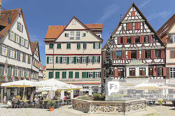 Straßencafés am Neptunbrunnen  Marktplatz  Tübingen  Baden-Württemberg  Deutschland  Europa