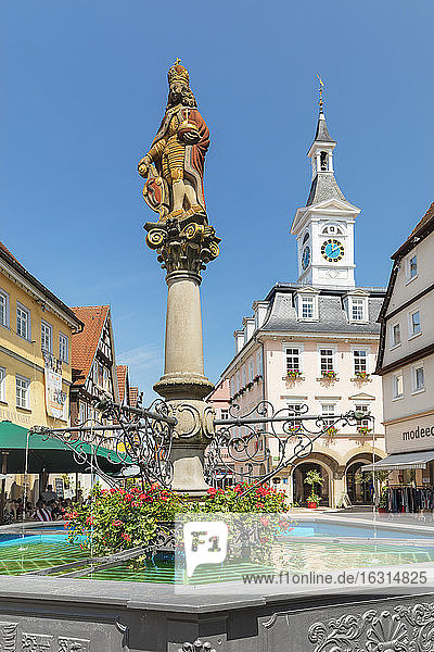 Altes Rathaus und Brunnen am Marktplatz  Aalen  Schwäbische Alb  Baden-Württemberg  Deutschland  Europa