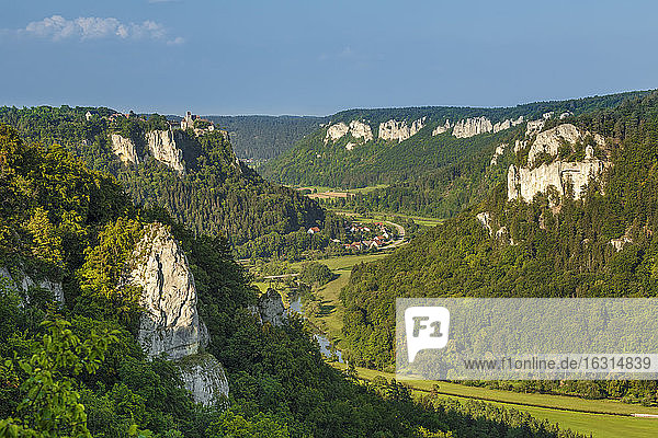 Blick vom Eichfelsenfelsen zur Burg Werenwag  Oberes Donautal  Schwäbische Alb  Baden-Württemberg  Deutschland  Europa