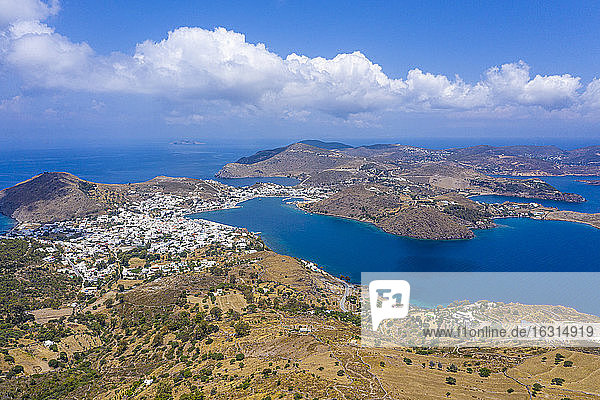 Luftaufnahme mit Drohnen über Patmos und der Stadt Skala  Patmos  Dodekanes  Griechische Inseln  Griechenland  Europa