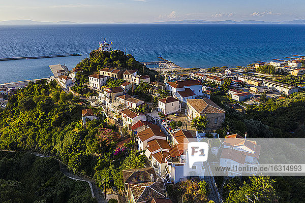 Luftaufnahme durch Drohne der Kirche Agia Triada  Paleo Karlovasi  Samos  Griechische Inseln  Griechenland  Europa