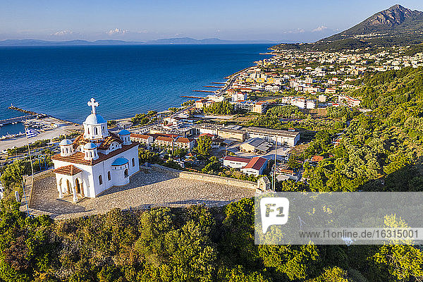 Luftaufnahme der von Drohnen besetzten Kirche Agia Triada  Paleo Karlovasi  Samos  Griechische Inseln  Griechenland  Europa