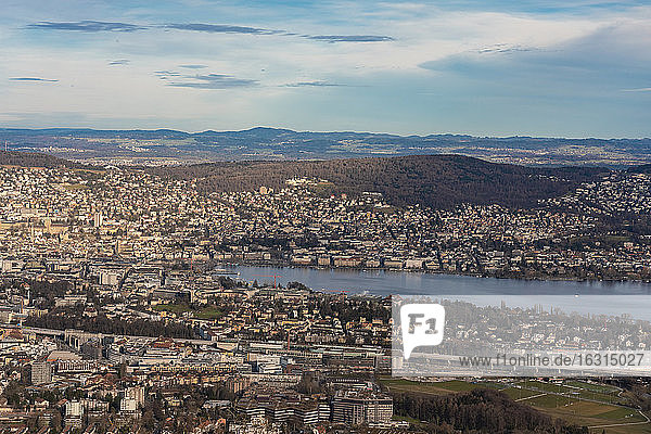 Blick auf den Zürichsee und die Stadt Zürich mit den Bergen im Hintergrund vom Uetli aus  Zürich  Schweiz  Europa