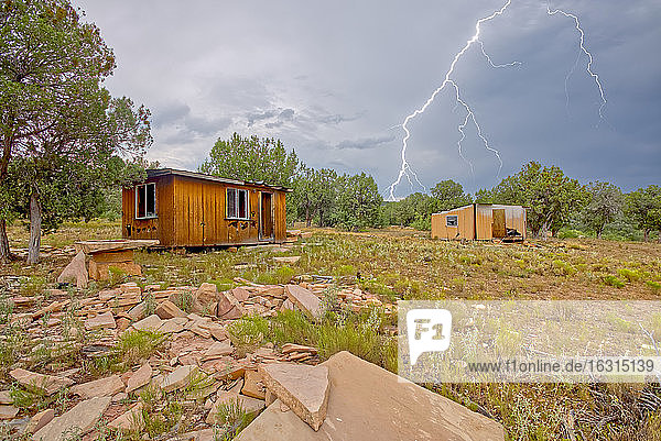Blitzschlag eines Monsunsturms  der sich über dem verlassenen mexikanischen Steinbruch bei Perkinsville  Arizona  Vereinigte Staaten von Amerika  Nordamerika  aufbaut