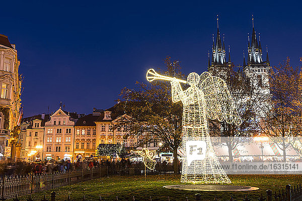 Weihnachtsmarkt auf dem Altstädter Ring  einschließlich Engel  Rokoko-Kinsky-Palast und gotische Tyn-Kirche  Altstadt  UNESCO-Weltkulturerbe  Prag  Tschechische Republik  Europa