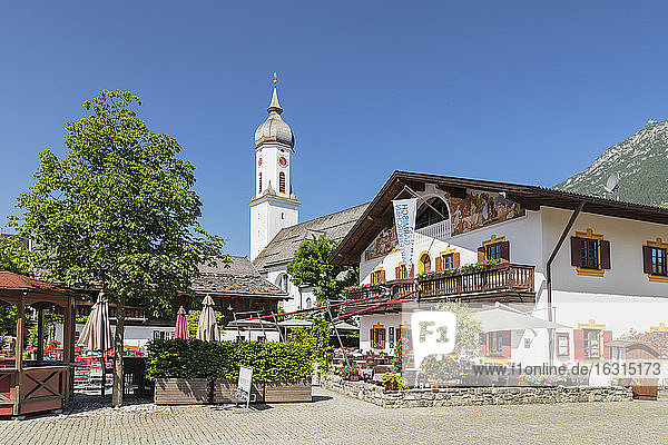 Cafe  Mohrenplatz  mit Kirche St. Martin  Garmisch-Partenkirchen  Oberbayern  Bayern  Deutschland  Europa