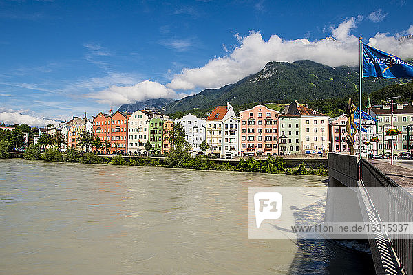 Alte Innbrucke (Old Inn Bridge) over the Inn River  Old Town  Innsbruck  Tyrol  Austria  Europe