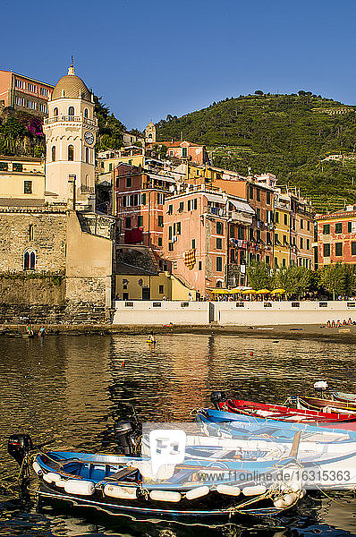 Kirche und Hafen von Santa Margheritte de Antiochia  Vernazza  Cinque Terre  UNESCO-Weltkulturerbe  Ligurien  Italien  Europa