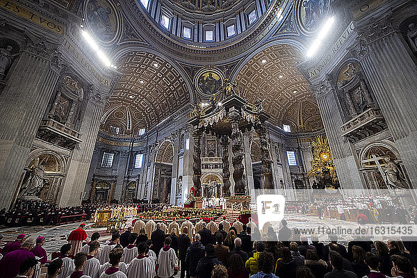 Papst Franziskus feiert die Heilige Messe zum Dreikönigstag im Petersdom  Vatikan  Rom  Latium  Italien  Europa