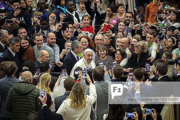 Papst Franziskus während seiner wöchentlichen Generalaudienz in der Paul VI. Halle im Vatikan  Rom  Latium  Italien  Europa