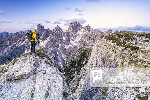 Mann auf dem Gipfel eines Felsens fotografiert Cadini di Misurina bei Sonnenaufgang  Dolomiten  Provinz Belluno  Venetien  Italien  Europa