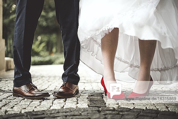 Füße  Schuhe von Braut und Bräutigam nach innen gebeugt  lustig  Humor  konzeptionell