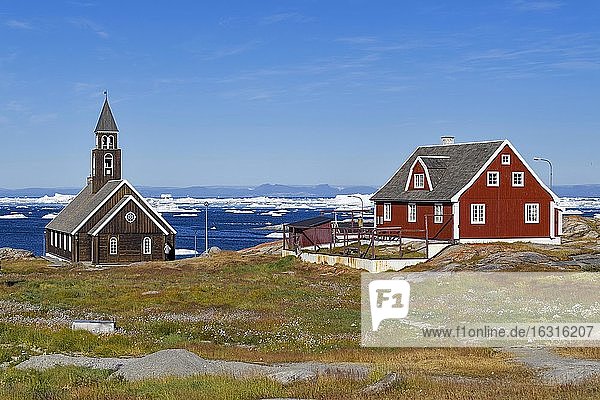 Zionskirche und bunte Holzhäuser  Diskobucht  Ilulissat  Westgrönland  Grönland  Nordamerika