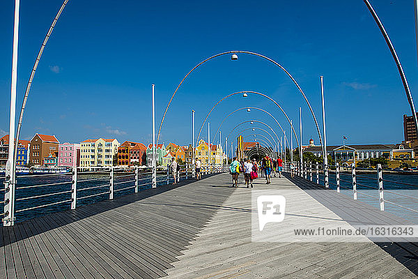 Königin-Wilhelmina-Brücke  Willemstad  Curacao  ABC-Inseln  Niederländische Antillen  Karibik  Mittelamerika
