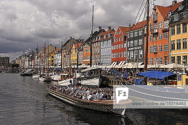 Ausflugsboot am belebten Nyhavn Kanal  Vergnügungsviertel  Kopenhagen  Dänemark  Europa