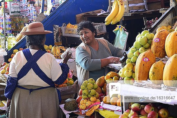 Obstverkäuferin am Markt  Arequipa  Peru  Südamerika