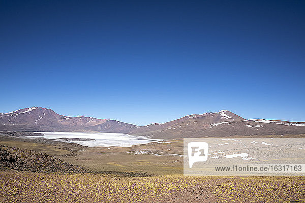 Die riesige Salzfläche im Salar de Capur  Region Antofagasta  Chile  Südamerika