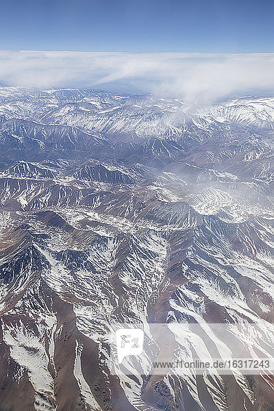 Luftaufnahme des schneebedeckten Andengebirges  Chile  Südamerika