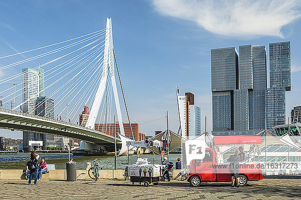 Nieuwe Maas  Erasmus-Brücke und Skyline  Rotterdam  Süd-Holland  Niederlande  Europa
